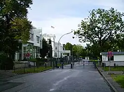 Gesperrte Straße Alsterufer vor dem ehemaligen Konsulat (Foto: 2009)