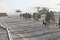 Marines vom 2. Bataillon, 8th Marines beladen einen Hubschrauber im Camp Dwyer