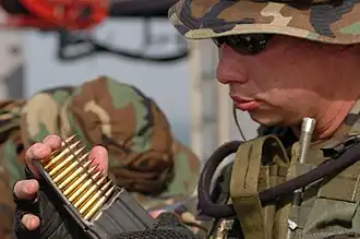 STANAG-Magazin wird durch ein STANAG-Ladestreifen befüllt