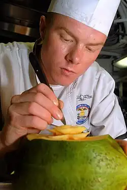 Schnitzen von „Obst­blumen“, mit Office­messer