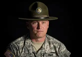 Ein Campaign hat, wie er von Drill-Instructors getragen wird