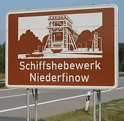 Hinweistafel an der Autobahn A&nbsp;11