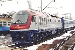 TEP150.001 vor einem Personenzug