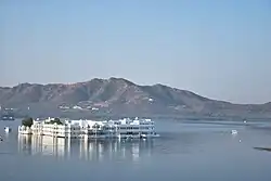Blick auf den Lake Palace im Pichhola-See mit den Ausläufern des Aravalligebirges im Hintergrund