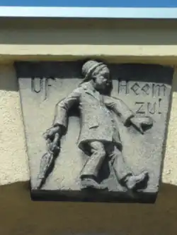Reichenbach (Eulengeb.) - Zwei Reliefs: (l.) Uf Heem zu! (Auf dem Weg nach Hause) (r.) Komm mer ock! (Komm mir nur! (Mit dem Finger drohend.))