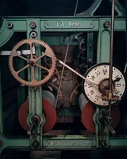 Uhrwerk mit gusseisernem Rahmen und Zahnrädern. Auf dem Rahmen befindet sich die Inschrift F. A. Beyes - Hildesheim 1897