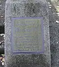 Inschrift auf dem Ukrainischen Ehrenmal: „Zum ewigen Gedenken der Ukrainer, die in Braunschweigen Ende in den Kriegsjahren zu später Ruhe fanden. Ihre Landsleute im Ausland. 1. X. [Oktober] 1947“