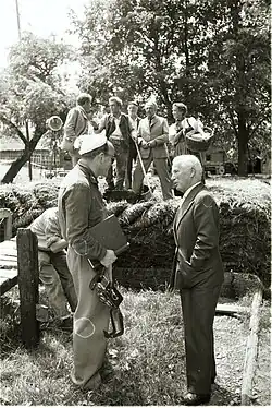 Der Regisseur Franz Schnyder im Gespräch mit Charlie Chaplin, Foto: Hans Gerber