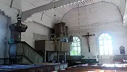 Blick aus der Mitte des Raums zum Zuganker bei der Kanzel