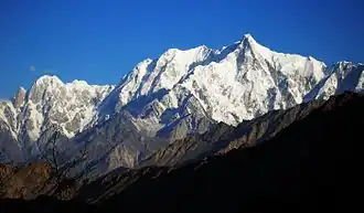 Ultar Sar, links daneben (dahinter) der Bojohagur Duanasir; ganz links Hunza Peak und Bublimotin.