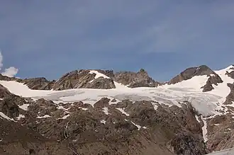 Der Althausschneideturm (Felsspitzel rechts der Bildmitte). Links das Leipziger Schartl und die Althausschneidespitze, rechts die Althausschneidescharte. Darunter das Althauskees.