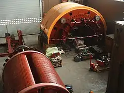 Offener Generator&nbsp;(rechts) und Läufer&nbsp;(links) der Maschine&nbsp;E1 während Reparaturarbeiten