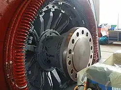 Läufer und die Ständerwicklung der Maschine&nbsp;E1 während Reparaturarbeiten. Normalerweise ist die Welle mit dem Generator verbunden. Die Leistung beträgt etwa 25&nbsp;MW.