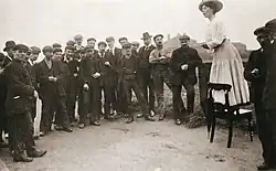 Una Dugdale auf Kampagne während der Newcastle By-election, September 1908