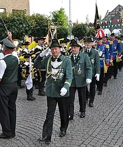 Schützen in Uniformen