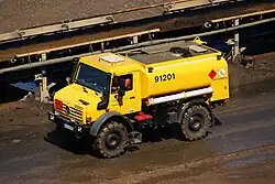 Unimog Tankwagen in einem Tagebau in Inden.