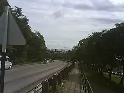 University Drive, eine mehrspurige Straße mit Blick nach Westen mit dem Hafen im Hintergrund.