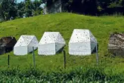 Unschuld, Intervention (Malerei), Kalkfarbe auf Beton, 2012, Ausgestellt in der Ausstellung «Surb und Tal», Kunstverein Surbtal 2012