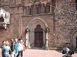 Neo-romanogotischer Haupteingang