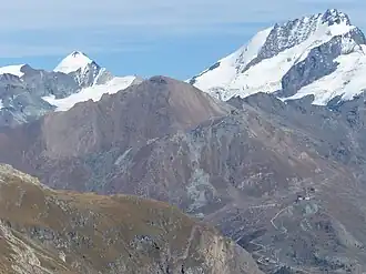 Oberrothorn (Mitte) mit Allalinhorn (links), Rimpfischhorn (rechts) und Unterrothorn, Blauherd und Sunnegga (unten)