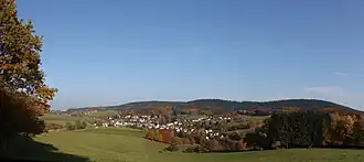 Unter-Abtsteinach vor der mittleren Buntsandsteinstufe des Hardbergs und der Stiefelhöhe