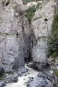 Gletscherschlucht und untere Schopffelsen; oben eine Rampe für Bungee-Springer