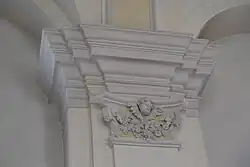 Pfeilerkapitell und Gebälk