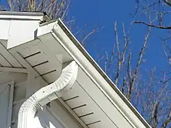 Typische aktuelle Dachrinne an einem Wohnhaus im Osten der USA (Seamless Aluminum Gutter, K-Style)