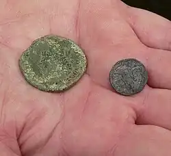 Römische Bronzemünze und römischer Silberdenar