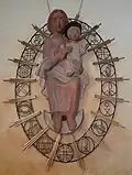 Die aus Ton gefertigte Rosenkranzmadonna wurde 1956 von Hans Wagner und Franz Weber geschaffen.