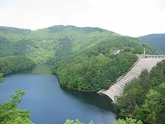 Überlauf der Urftstaumauer (rechts) mit Obersee (Vorsperre der Rurtalsperre)
