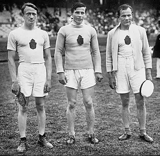 Die drei Medaillengewinner im beidarmigen Speerwurf 1912 (v.&nbsp;l.&nbsp;n.&nbsp;r.): Urho Peltonen (Bronze), Juho Saaristo (Gold), Väinö Siikaniemi (Silber)
