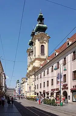 Landstraße mit Ursulinenkirche