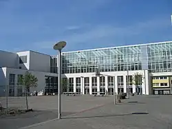 Schulhof und Neubau der Ursulinenschule