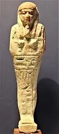 aus Fayence, 664–595 v. Chr., 11,7 cm Höhe, Inschrift: "Ein Osiris, erleuchtet ..."