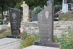 Auch Friedhöfe können Untersuchungsgegenstand sein. In Ust-Tschorna (Ukraine) zeigen sich teils selbst auf den Grabsteinen von Ehepaaren unterschiedliche Sprachen.