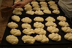 Die Oberfläche wird angefeuchtet, …