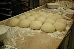 Teilung in einzelne „Brüche“ (1 Bruch = 30 Brötchen)