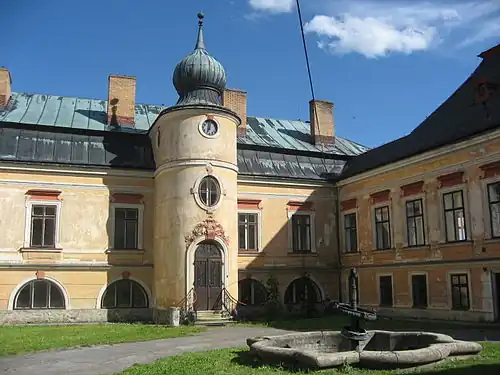 Schlosshof mit neogotischem Brunnen