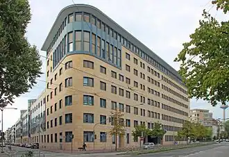 Ehemaliges Verwaltungs- und Produktionsgebäude der VDO (2015)