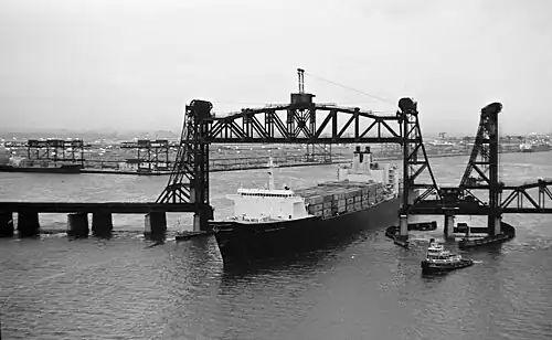 Ein Containerschiff passiert eine der Hubbrücken der Newark Bay Bridge