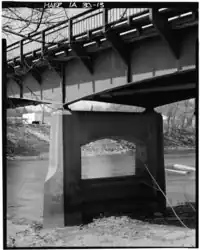 Pfeiler Nr. 2 mit festen Auflagern für den Südträger (Felder Nr. 3 und 2), Kragarmkonsolen und Handlauf