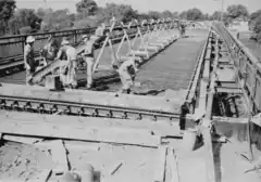 Der Fertigbeton wurde mit einer Betonpumpe auf das holzverschalte Deck gepumpt