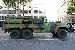 ACMAT TPK 640 als Tankfahrzeug der ABC-Abwehrtruppe 2005 bei einer Parade