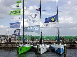 Boote der Teams SEB, Tyco und News Corp im Zielhafen Kiel