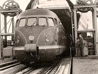 DB-Baureihe VT 12.5 als Kopenhagen-Expreß beim Verlassen des Fährschiffs Theodor Heuss am Anleger Großenbrode Kai (1959)