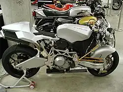 Diese Vyrus 985 C3 4V von rechts zeigt einen guten Blick auf die Radnabenlenkung