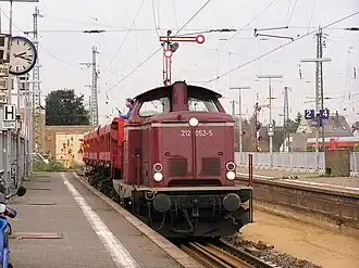 212 052 in Purpurrot in Friedberg (Hessen)