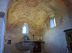 Altarbereich mit Wandmalereien