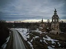 Ruinen der Konstantin-und-Helena-Kirche (1712) mit Glockenturm (1784)